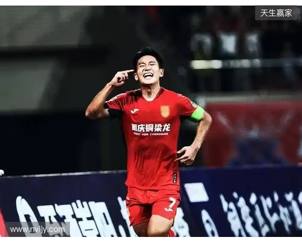 登顶中超！十人铜梁龙2-1三镇5轮不败 杜月徵染红张志雄造两球